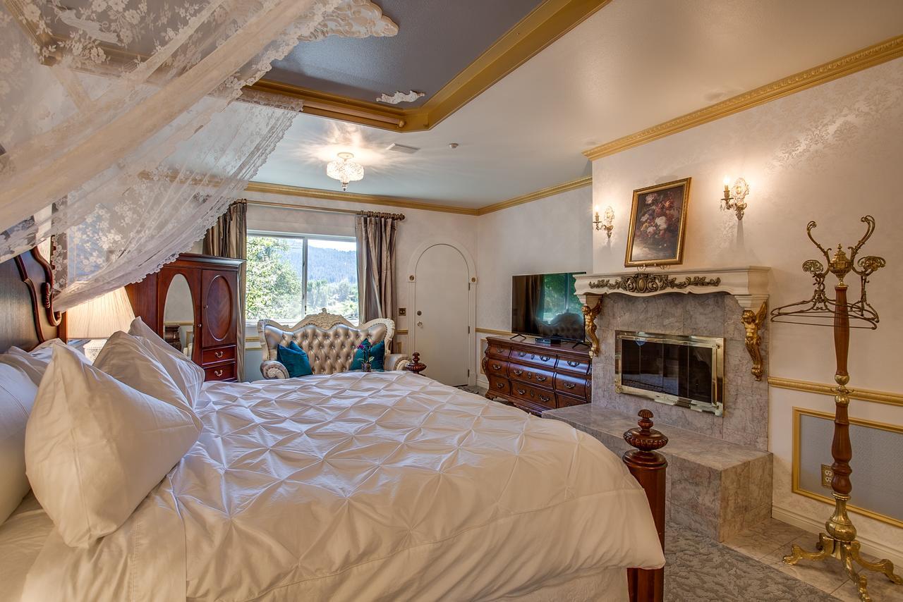 ליבנוורת' Storybook Riverside Inn מראה חיצוני תמונה