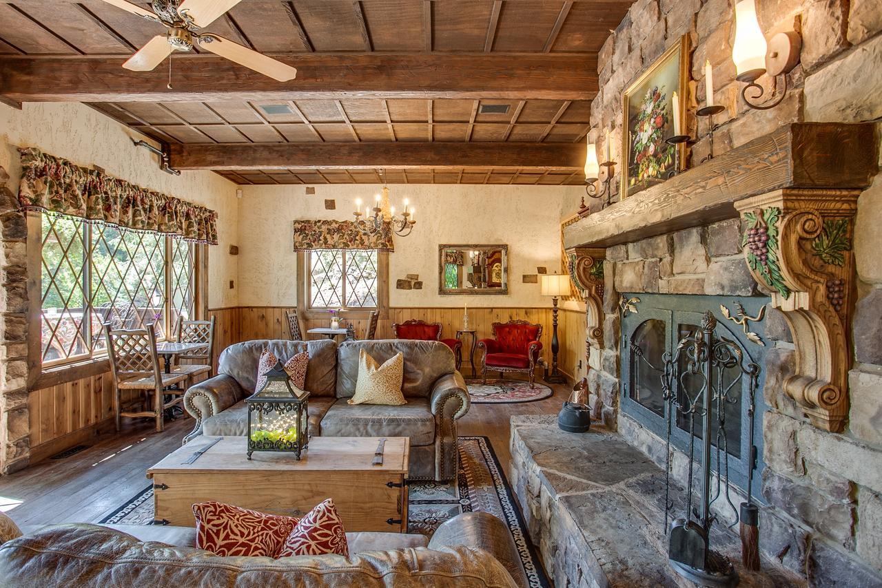 ליבנוורת' Storybook Riverside Inn מראה חיצוני תמונה