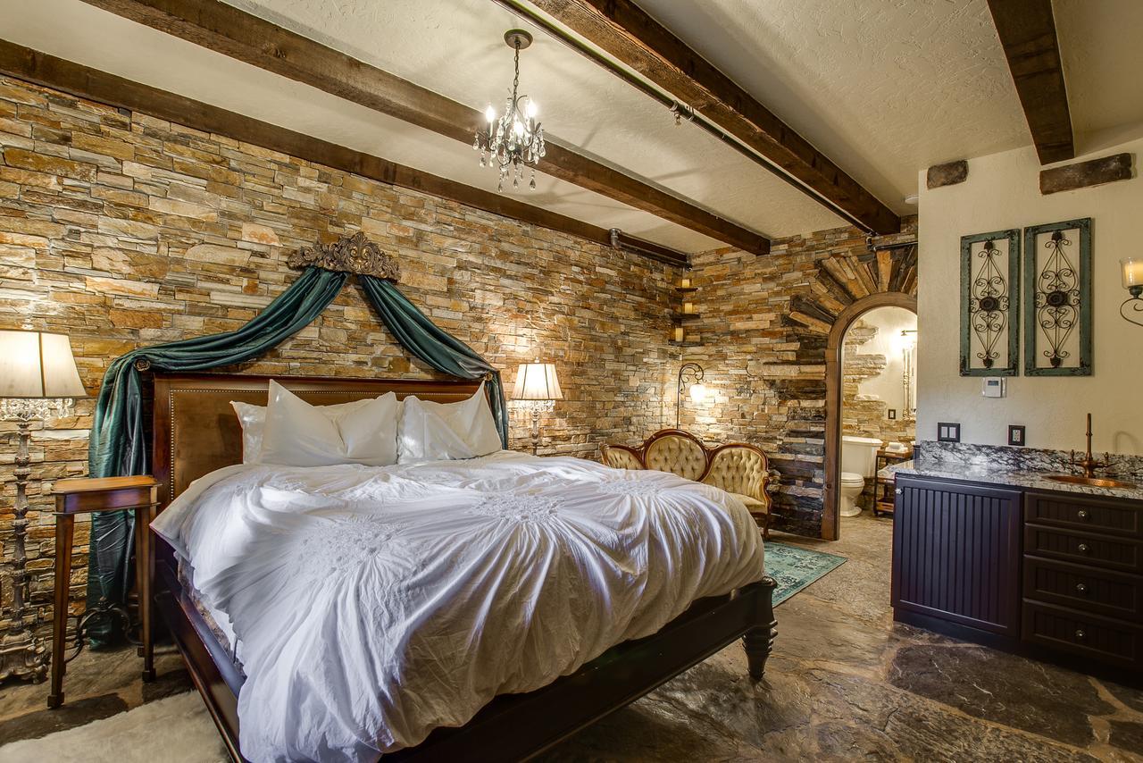 ליבנוורת' Storybook Riverside Inn מראה חיצוני תמונה