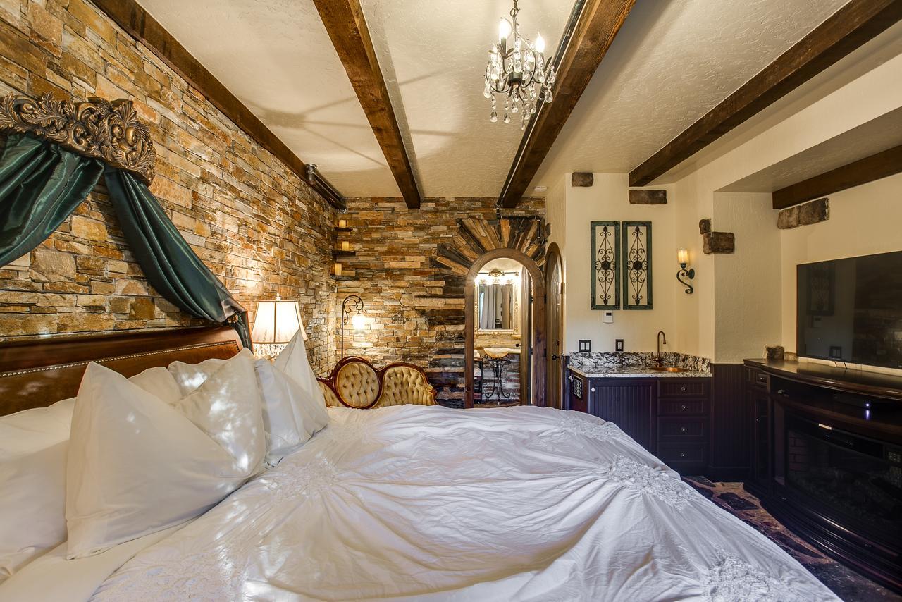 ליבנוורת' Storybook Riverside Inn מראה חיצוני תמונה